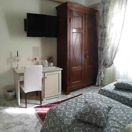 Bed & Breakfast Five Roses
